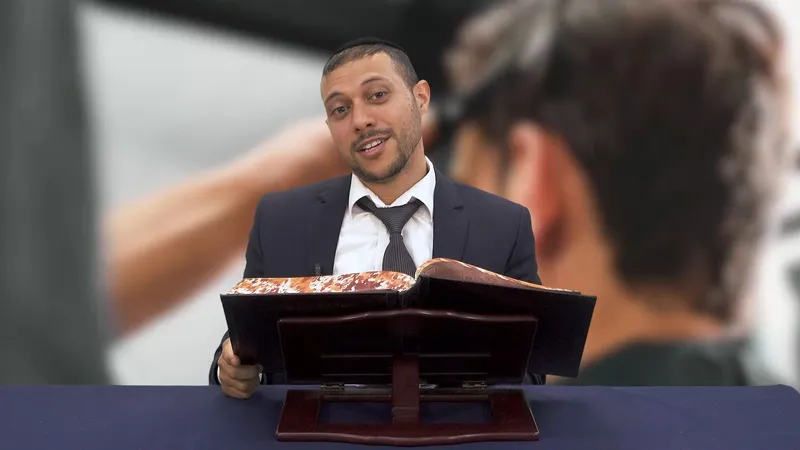 האם מותר להשאיר בלורית בשיער