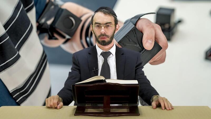 להגיע לבית הכנסת עם תפילין